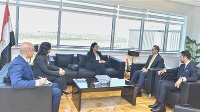 وزير الاستثمار يلتقي مسؤولي شركة AXA العالمية العاملة بمجال التأمين الصحي 