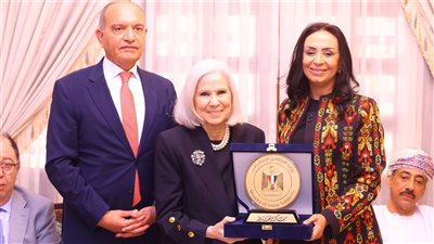وزيرة التضامن تكرم السفيرة هيفاء أبو غزالة تقديرًا لجهودها 