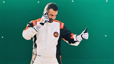 كريم عبدالعزيز يظهر فى زى رجال الفضاء فى إعلانات 5G | صور 