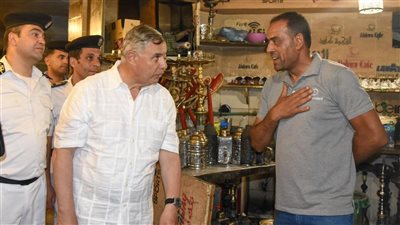 محافظ الإسكندرية يتفقد شارع أطلس ويوجه بإغلاق منشآت غير مرخصة |صور