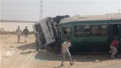 إصابة 14 شخصا في حادث تصادم أتوبيس وسيارة نقل أعلى محور الضبعة