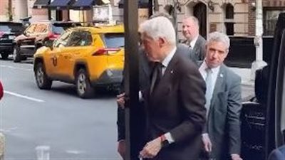 ظهور لافت لـ بيل كلينتون وزوجته في نيويورك يثير الجدل حول حالته الصحية