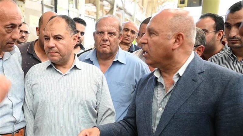 وزير النقل خلال الجولة