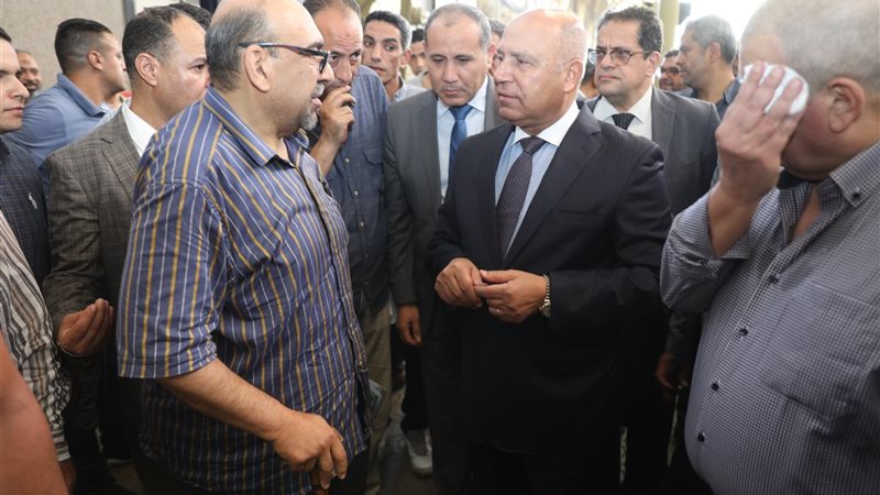 وزير النقل خلال الجولة