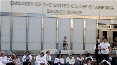 السفارة الأمريكية في إسرائيل تطلب من موظفيها وأفراد عائلاتهم البقاء في أماكنهم