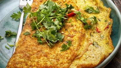 طريقة عمل عجة البيض الموفرة.. وصفة مغذية واقتصادية بمكونات بسيطة