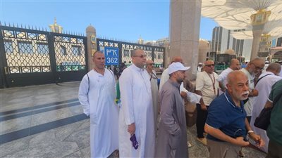 بعثة حج الجمعيات تُيسر زيارة الروضة الشريفة للحجاج
