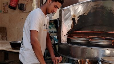 الهجرة إلى الجنوب.. شباب أسيوطي يبدع في عمل الفطير بجوار مسجد وضريح القنائي