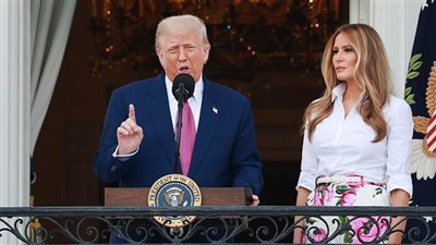 ترامب يسخر من نجاح زوجته: قانونك مرّ بالإجماع.. هل ستأخذين وظيفتي؟