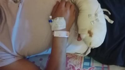 شاب يفقد قدرته على العمل ويستغيث: عامل طعنني بسلاح أبيض من غير سبب