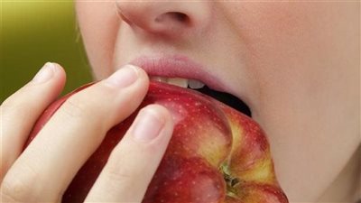 أطعمة صحية ومفيدة تحرق «دهون البطن» .. هل التفاح منها ؟