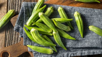 تناول البامية نيئة .. ماذا يحدث في جسمك عند اعتمادها في نظامك الغذائي؟
