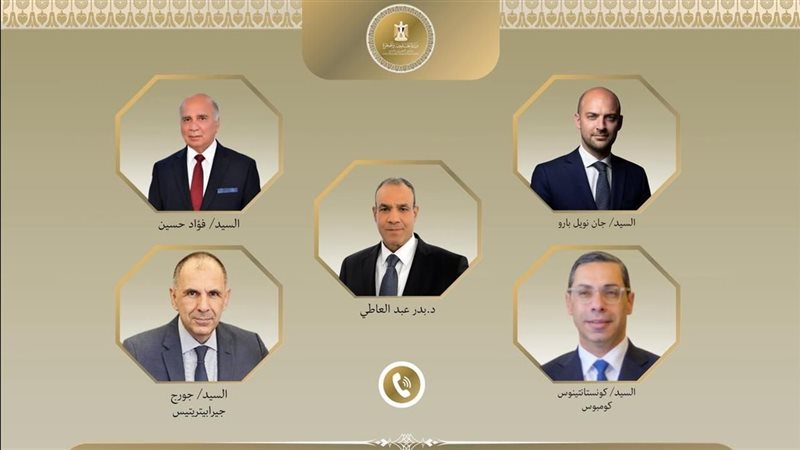 وزير الخارجية مع