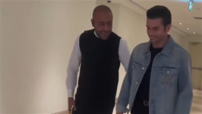 تامر عاشور يتحدى الرباط الصليبي ويظهر بعكاز قبل حفل بالكويت 