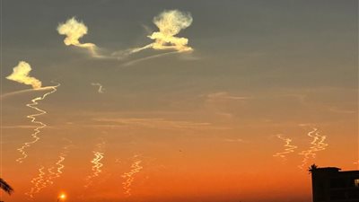 اعتراض صواريخ خارج الأجواء المصرية.. أسباب تكوّن أعمدة مضيئة في سماء القاهرة