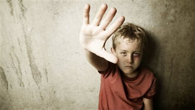 مزارع يستدرج صبي من ذوي الهمم ويعتدي عليه داخل أرض بمنشأة القناطر