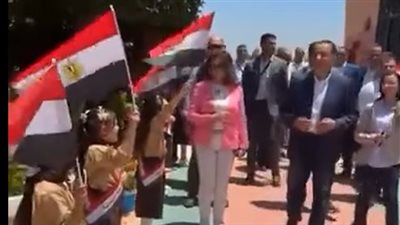 أطفال البحيرة يستقبلون الدكتور مصطفى مدبولي رئيس الوزراء بالأعلام