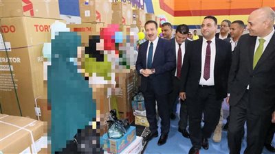 محافظ المنوفية: تسليم مساعدات مالية ولحوم وكراسي متحركة لــ 150حالة