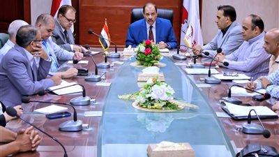 محافظ سوهاج يعقد اجتماع موسعا لبحث الموقف التنفيذي لمشروعات كورنيش أخميم 