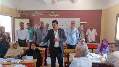 مدير التعليم العام بسوهاج يتفقد أعمال تصحيح ورصد نتائج الشهادة الإعدادية