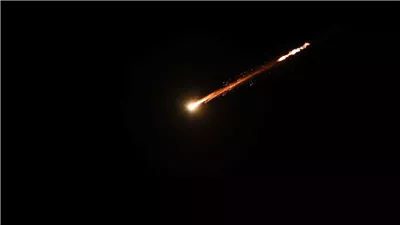 إسرائيل تحت وابل الصواريخ الإيرانية.. رداً علي الهجمات الأخيرة (فيديو وصور)