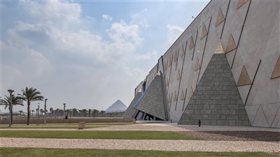 خبير: قرار تأجيل افتتاح المتحف الكبير صحيح... والبديل موكب لنقل القناع الذهبي 