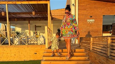 جوري بكر بإطلالة صيفية مع نجلها: “أنت الحب وحظي وسعادتي في الدنيا كلها” 