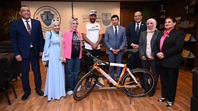 يبلغ من العمر 54 عاماً .. وزير الشباب يكرم ممارس لرياضة الدراجات  
