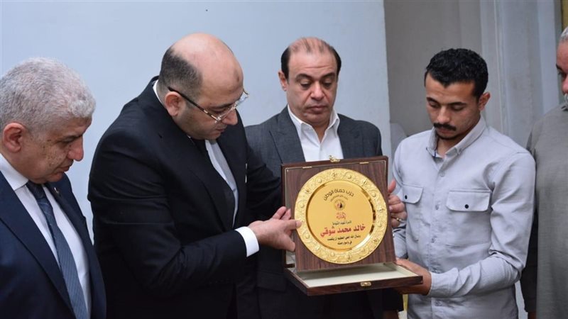 الحزب يمنح الدرع