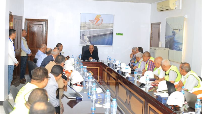 وزير الكهرباء يتفقد