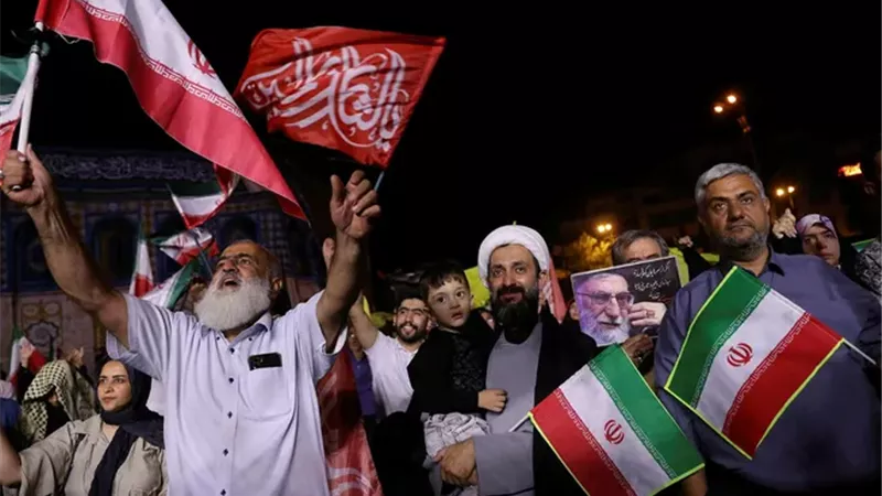 إيرانيون يحتفلون
