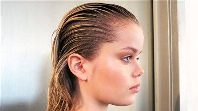 لماذا يُحذر الأطباء من النوم بالشعر المبلل؟ أضرار على الشعر والبشرة