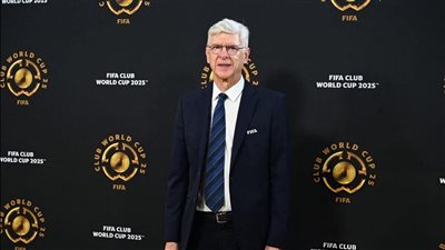 الظاهرة رونالدو وأرسين فينجر وخافيير زانيتي في ملعب مباراة الأهلي وانتر ميامي