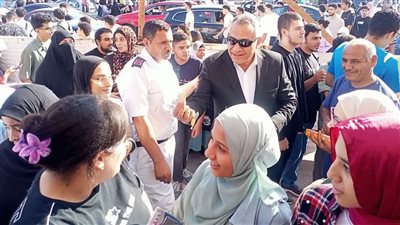 لفتة طيبة.. مدير تعليم العبور يوزع الشيكولاتة على طلاب الثانوية العامة 