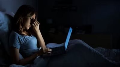 هل تستخدم الشاشات يوميًا؟.. إليك 5 طرق لتحسين نومك رغم ذلك