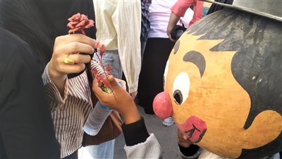 الثانوية العامة بالفيوم.. ورد وشيكولاته ومياه معدنية لطلاب الثانوية العامة