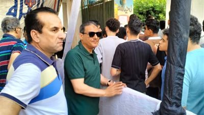 في أول أيام امتحانات الثانوية العامة.. رئيس مدينة كوم يوزع المياه على الطلاب