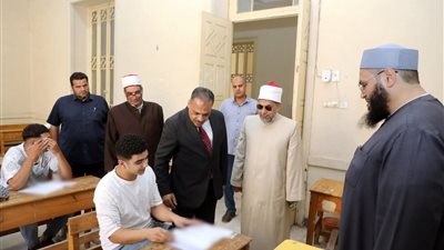 محافظ الشرقية يتابع سير امتحانات الثانوية الأزهرية بمعهد الزقازيق الديني