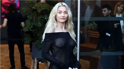 في ذكرى وفاة والدها.. باريس جاكسون تلغى أحد عروض جولتها الموسيقية