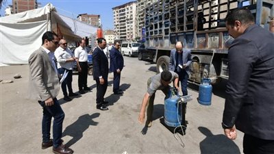 الميزان مبيفارقش سيارته..محافظ الدقهلية يستوقف سياره أنابيب للتأكد من الوزن 