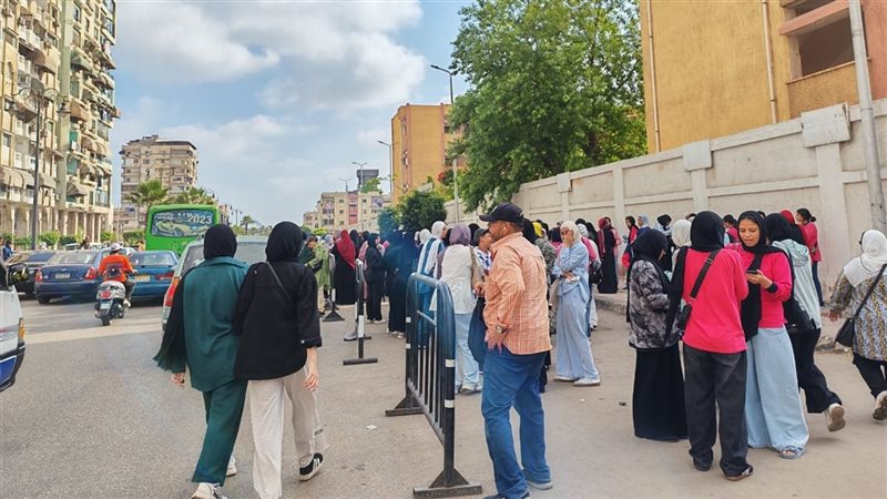 توافد طالبات الثانوية