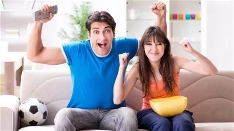 زوجين يشاهدا مباراة