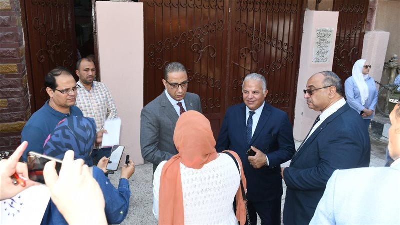 محافظ الفيوم يستمع