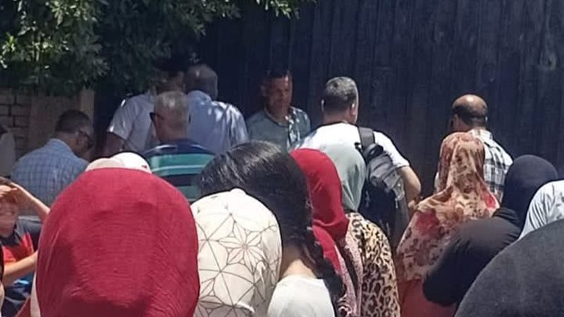 صورة من أمام المدرسة