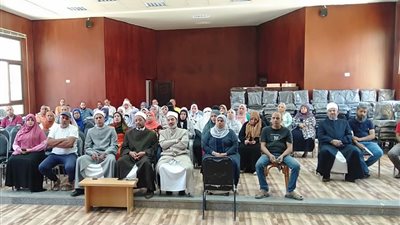 رئيس منطقة السويس الأزهرية يجتمع بالعاملين لمناقشة نظام البصمة الإلكترونية