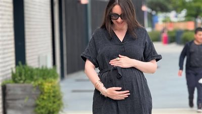 زوجة محمد محمود عبد العزيز تنتظر مولودها الثاني بجلسة تصوير أنيقة