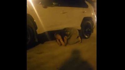 فيديو.. مستوطنة تختبئ بعد تفعيل صافرات الإنذار في إسرائيل