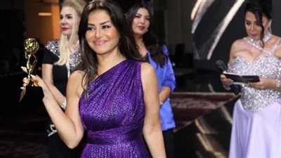 منة فضالي تتألق بإطلالة بنفسجية في مهرجان International Fashion Awards