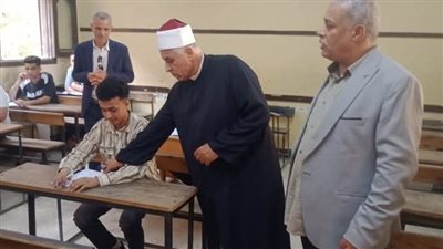 رئيس الإدارة المركزية لمنطقة القليوبية الأزهرية يتفقد لجان الامتحانات 
