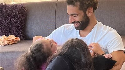 في عيد الأب.. محمد صلاح يحتفل بلمسات حنان مع ابنتيه 